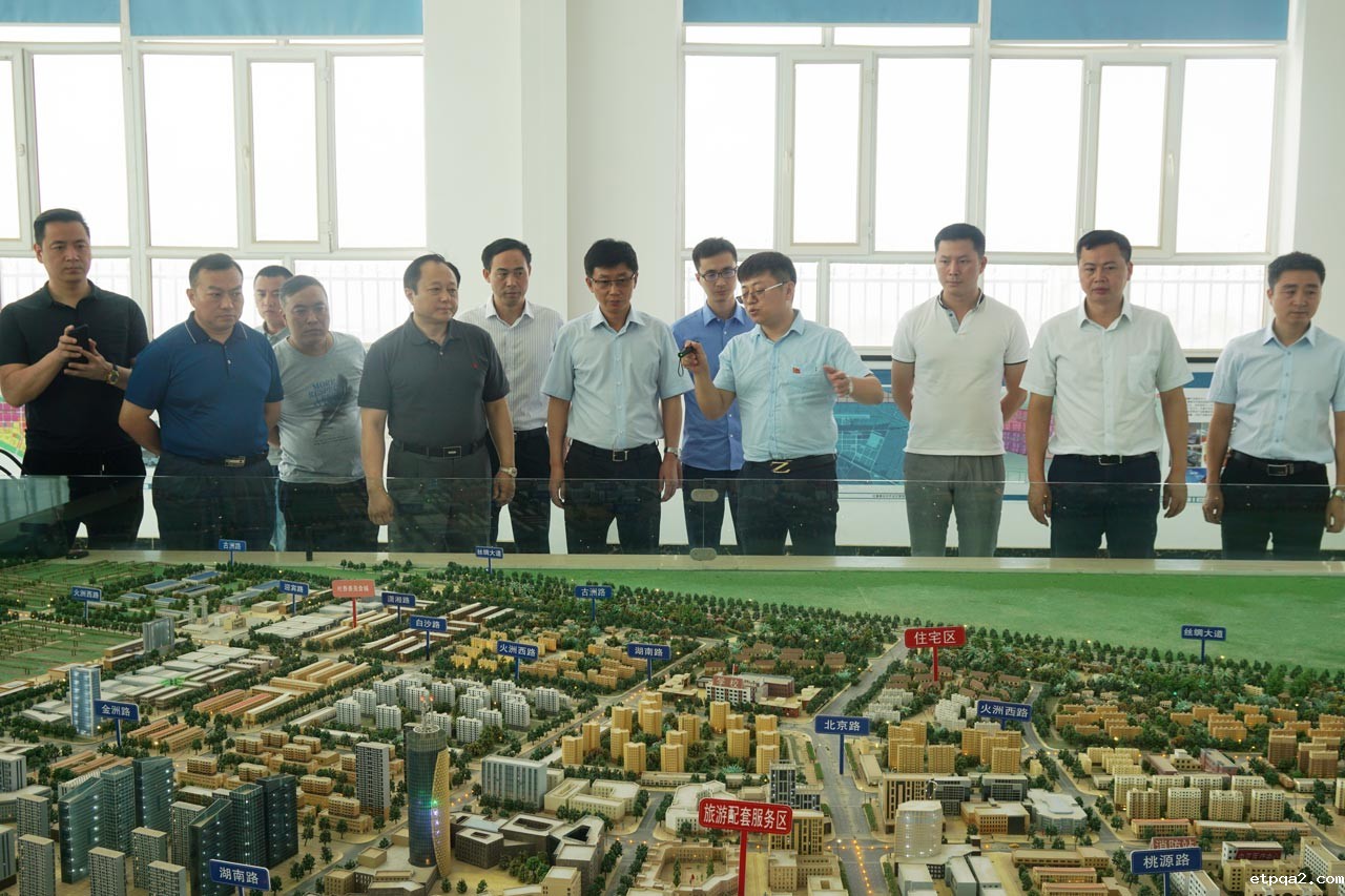 我会企业考察团在新疆吐鲁番市考察