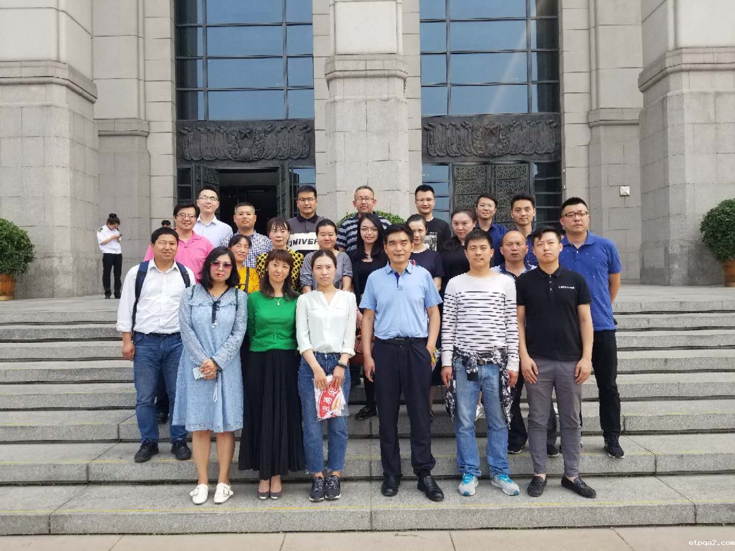 我会组织机关员工参观纪念马克思诞辰200周年主题展览