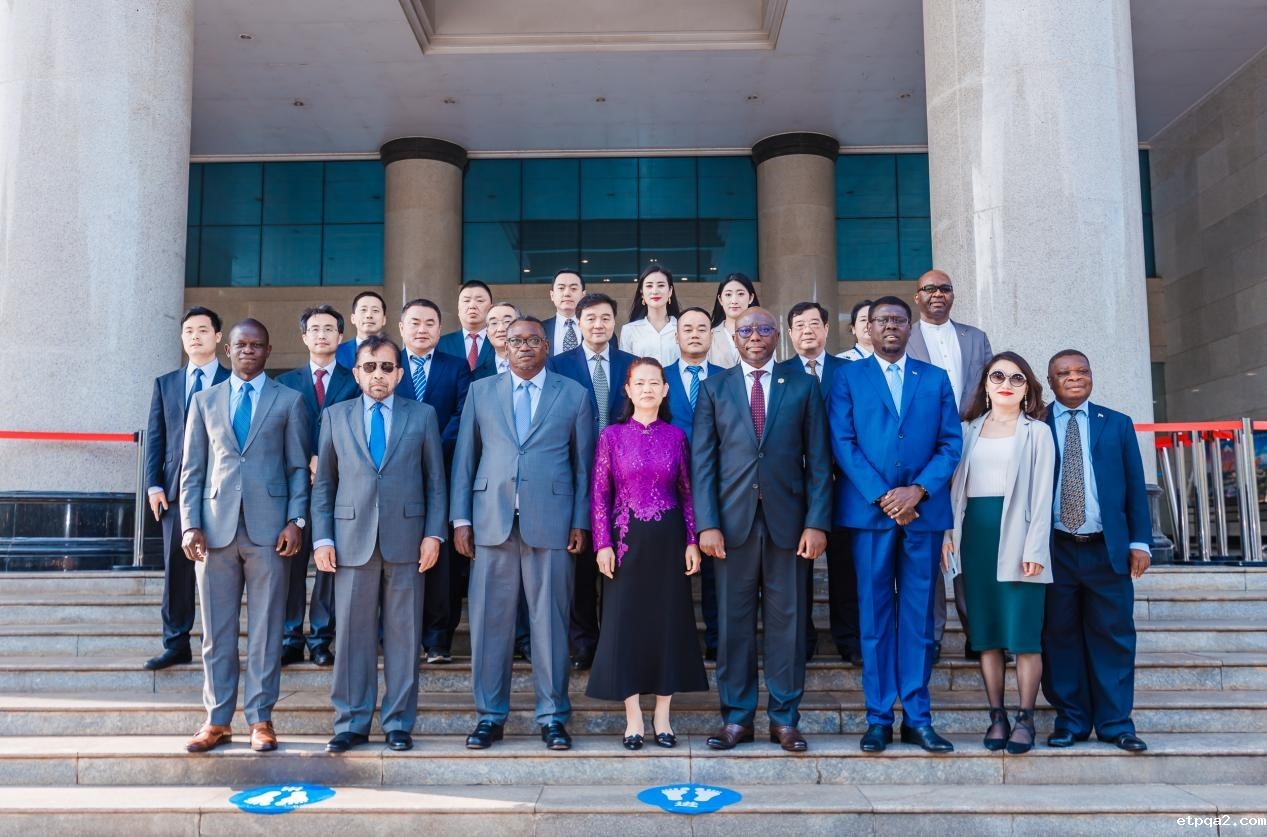 必威betway中文网页携驻华使节团访问中南大学