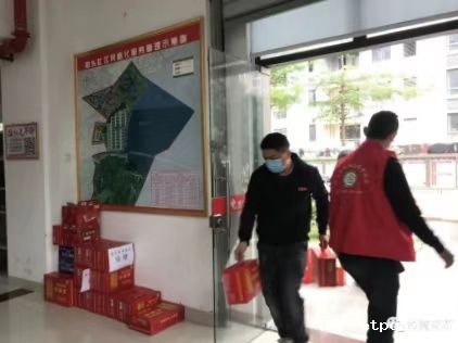 战“疫”先锋|同心抗疫 黄嬷食品为社区捐赠抗疫物资