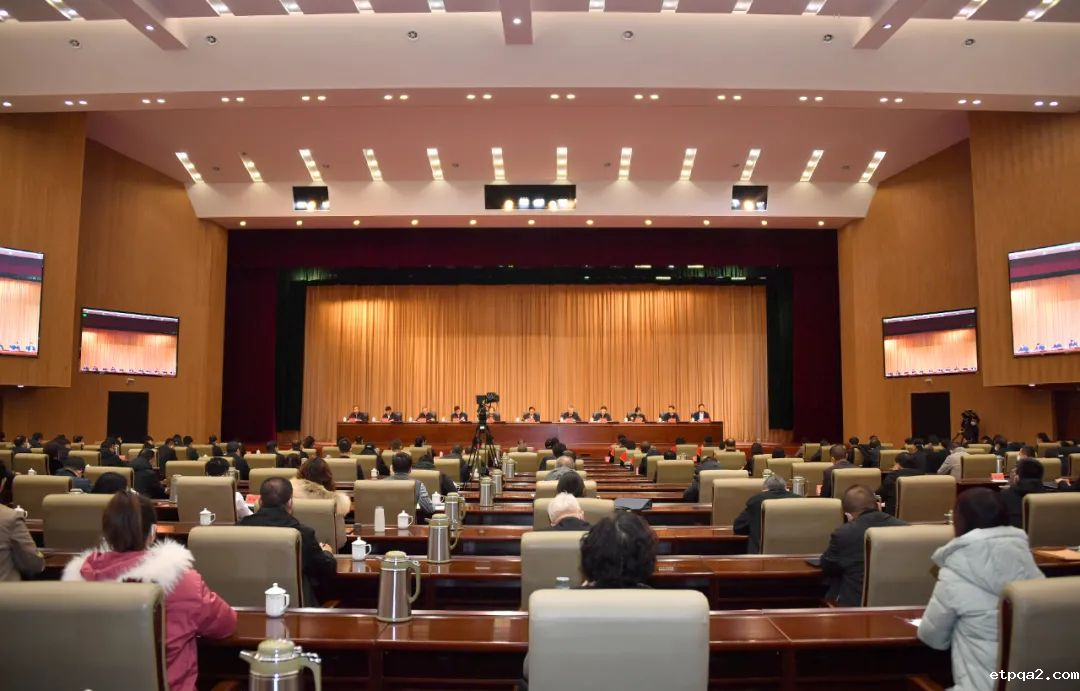 内蒙古中厚钢板有限公司邓宝君董事长被授予“全市民族团结进步模范个人”称号