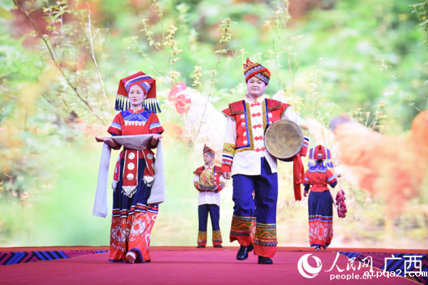 广西大化：民族服装秀演绎多彩民族情